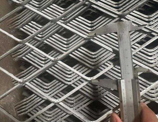 다이아몬드 홀 모양 확장 금속 메쉬 0.5-6.0mm 두께 평평한 표면 장식용